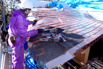 写真：屋根の銅板葺き作業