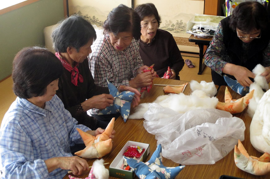 写真：「さるぼぼ」作り