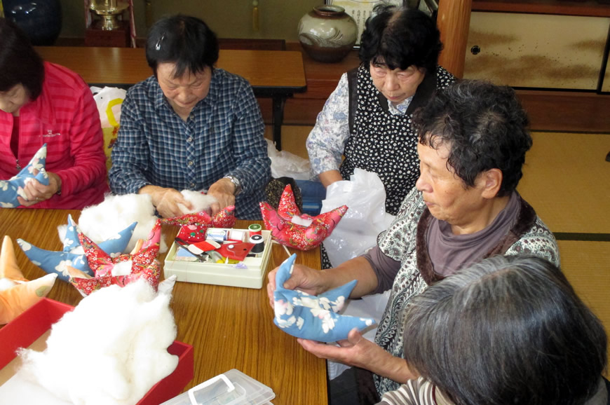 写真：「さるぼぼ」作り